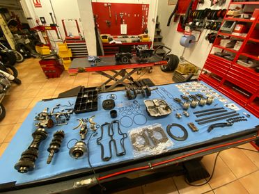  herramientas de reparación en taller de motos sobre mesa azul