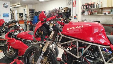 motos rojas en taller