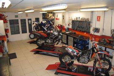 taller con motos en reparacion